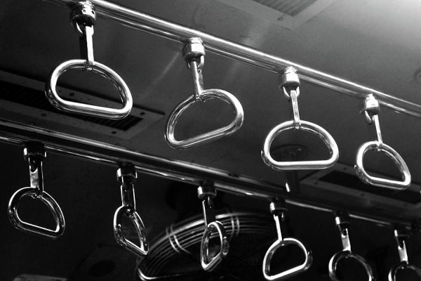 handles-inside-mumbai-local-train-riteshsaini